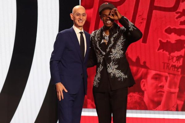 Định mệnh! Lillard s Locker nằm cạnh Henderson. Đội đã chọn nhóm sau và nhắc nhở người trước rời khỏi đội.